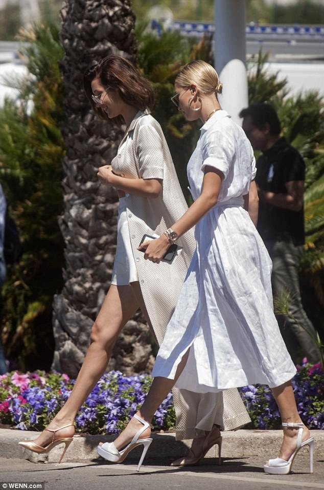 Bella Hadid khoe dáng thanh mảnh - 3
Hailey Baldwin và Bella Hadid thu hút mọi sự chú ý trên phố