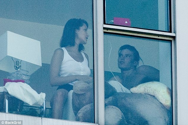 
Bella và Jordan đã cùng đi nghỉ tại Cannes cách đây vài tuần và sau đó cùng tham gia 1 vài buổi tiệc
