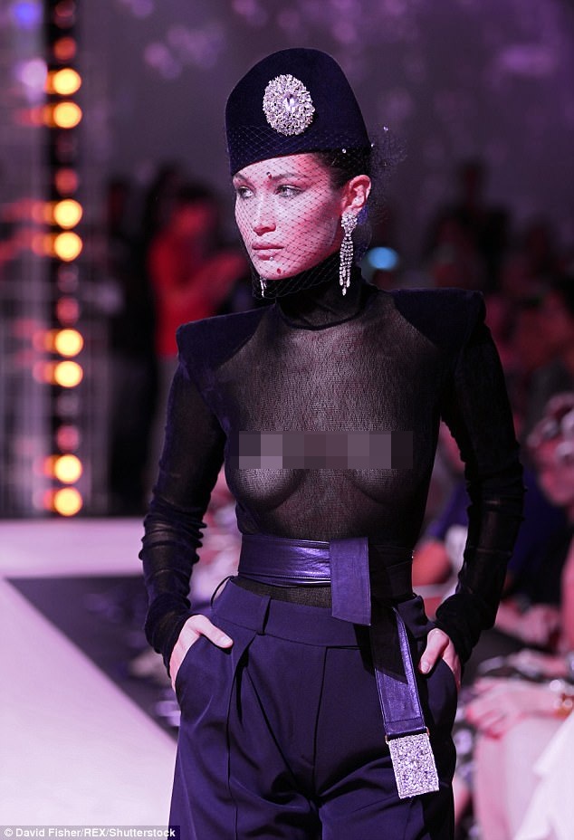 
Toàn bộ khách mời đều sốc với chiếc áo voan mỏng manh mà người mẫu 21 tuổi mặc trình diễn tối qua
