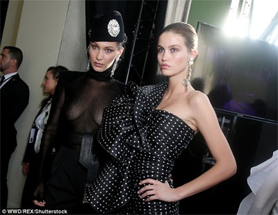 
Siêu mẫu bên các đồng nghiệp trong cánh gà trước khi buổi diễn bắt đầu
