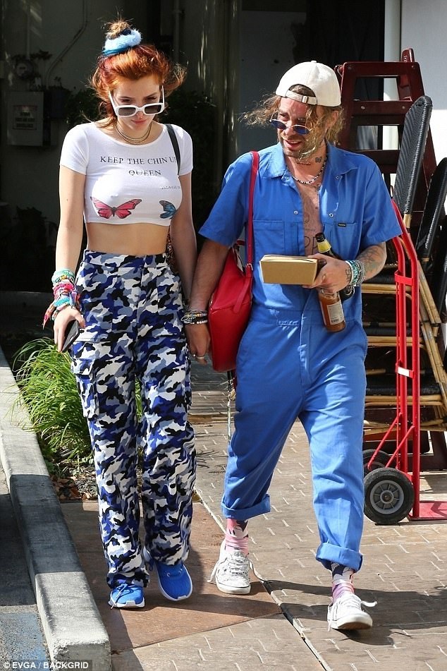 Bella Thorne liên tục "thả rông" vòng một dạo phố - 9 Bella Thorne liên tục "thả rông" vòng một dạo phố - 9