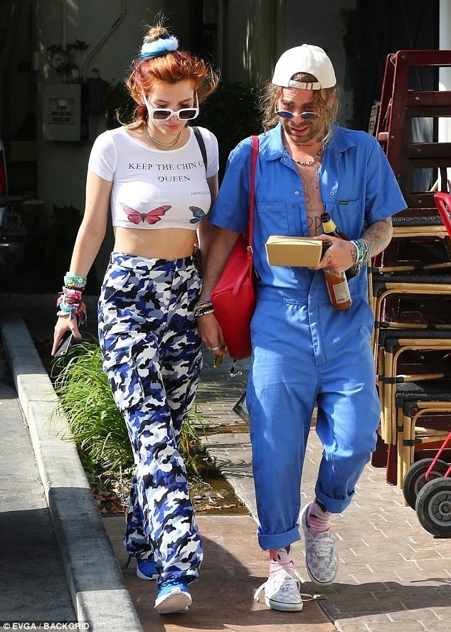 Bella Thorne liên tục "thả rông" vòng một dạo phố - 4
Cựu công chúa Disney nắm tay bạn trai hơn 10 tuổi rất tình cảm. Cặp đôi liên tục trò chuyện và cười nói.