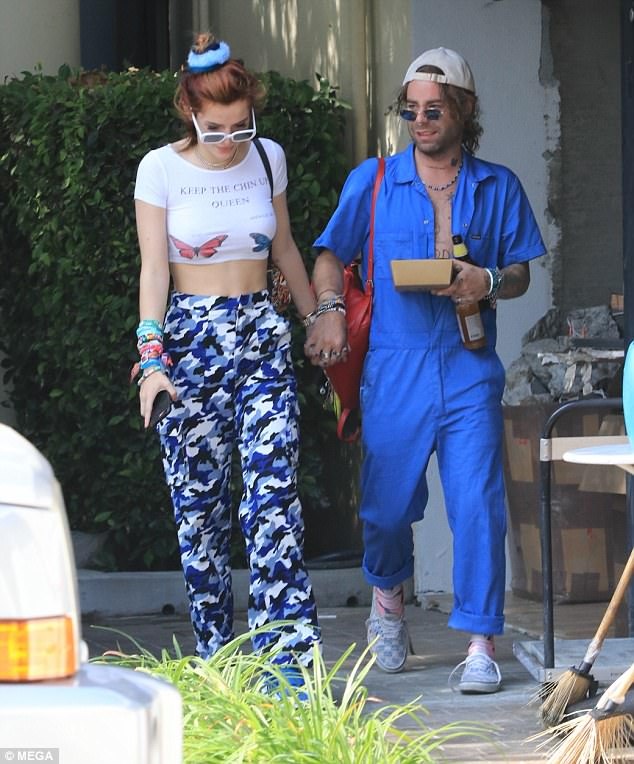 Bella Thorne liên tục "thả rông" vòng một dạo phố - 3
Bella diện áo crop top khoe vòng hai săn chắc, gợi cảm. Cô tiếp tục duy trì phong cách thời trang áo ôm sát, không mặc áo lót.