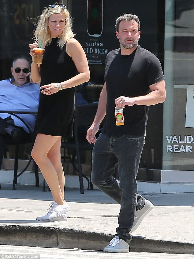 Ben Affleck công khai bạn gái mới - 1
Ben Affleck bị bắt gặp ra phố cùng bạn gái mới Lindsay Shookus ngày 10/7 vừa qua