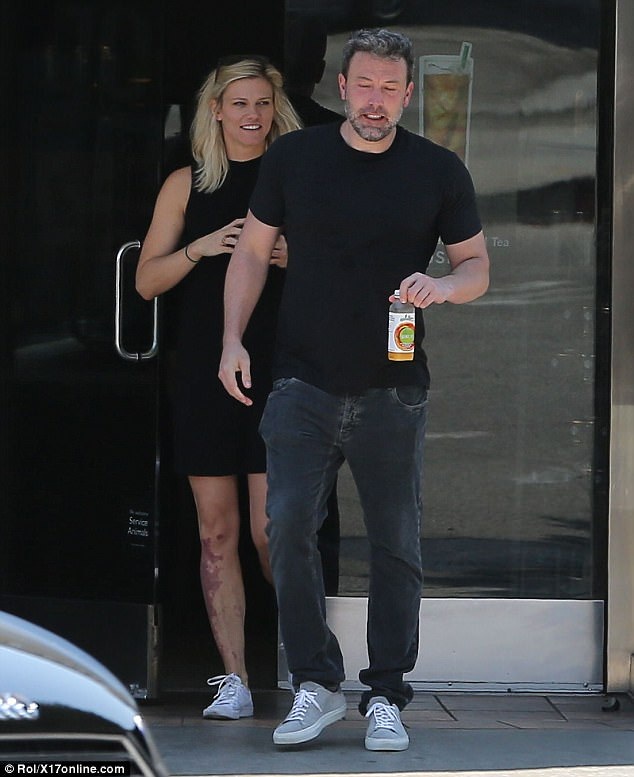 Ben Affleck công khai bạn gái mới - 2
Lindsay Shookus - nhà sản xuất của show Saturday Night Live được cho là đã chuyển tới sống cùng nhà với nam diễn viên phim Người dơi