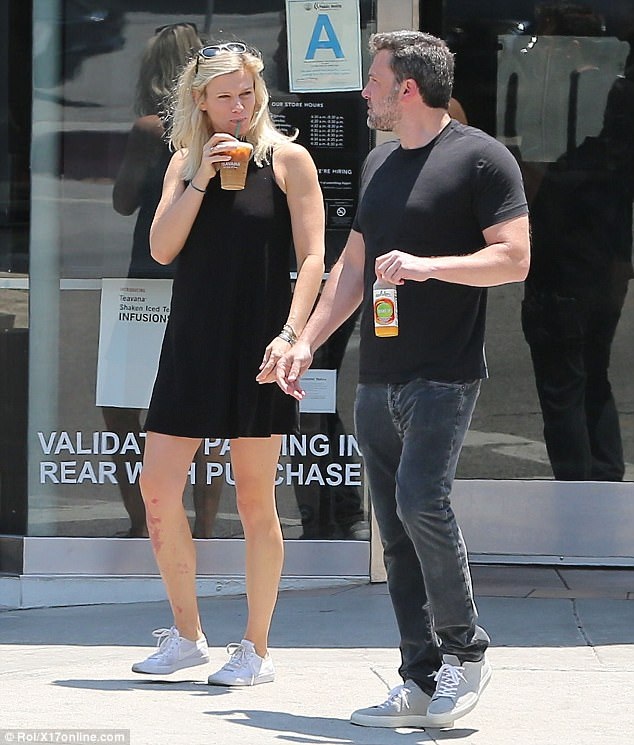 Ben Affleck công khai bạn gái mới - 3
Ben Affleck và bạn gái hẹn hò - chia tay rồi lại nối lại quan hệ suốt từ năm 2015 tới nay nhưng cả 2 giữ kín quan hệ tình cảm của mình