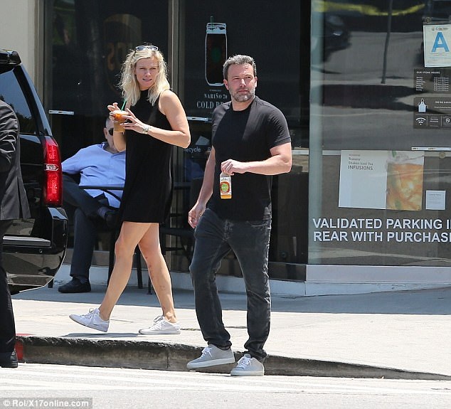 Ben Affleck công khai bạn gái mới - 4
Bạn trai cũ của Jennifer Lopez và tình mới đã xuất hiện cùng nhau khá nhiều lần trong vài ngày qua cho thấy họ đã quyết định công khai mối quan hệ này