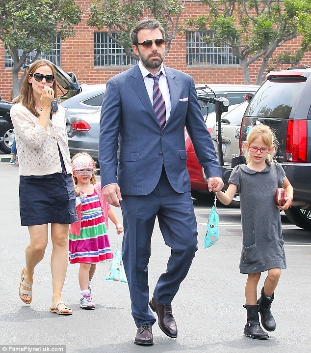 Ben Affleck công khai bạn gái mới - 5
Ben Affleck và vợ - Jennifer Garner kết hôn từ năm 2005 và thông báo chia tay nhau vào tháng 6/2015