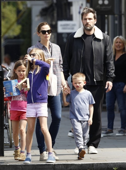 Ben Affleck công khai bạn gái mới - 6
Cặp đôi có với nhau 3 mặt con và vẫn duy trì quan hệ thân thiết, thường xuyên cùng nhau đưa con đi chơi vui vẻ