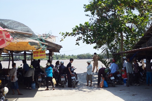 Sóc Trăng: Kiên quyết chấm dứt hoạt động của bến phà không phép - 2 Bến phà không phép của ông Chót.