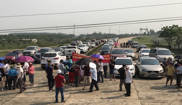 BOT và nguyên lý “bóc bánh trả tiền” - 1
Cho rằng, mình không đi một km nào của BOT song vẫn phải đóng phí nhiều năm qua là vô lý. Do đó, hằng trăm người dân đã ký vào đơn kiến nghị gửi lên Chính Phủ và Quốc hội vào trưa 9/4.