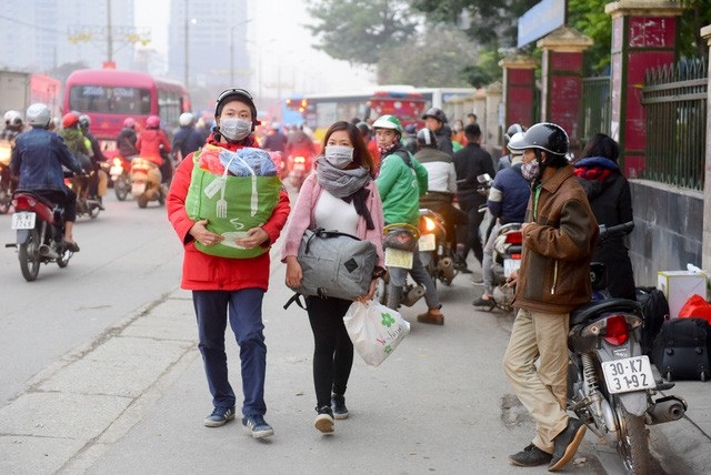 
Phần đông hành khách là học sinh, sinh viên vì các công sở còn làm việc tới hết buổi chiều 29/12 hoặc đến trưa 30/12.
