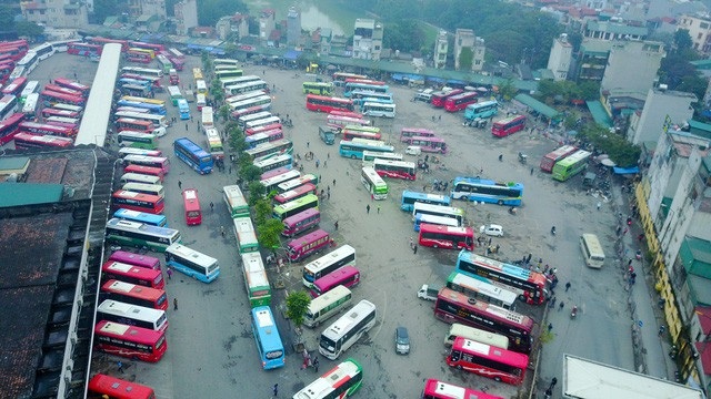 
Hình ảnh hàng trăm xe khách trong bến Giáp Bát chờ khách về quê nghỉ lễ.
