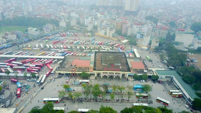 
Chiều 29/12, hàng trăm xe khách liên tỉnh đã túc trực ở bến xe Giáp Bát (Hà Nội) sẵn sàng đón dòng người rời Thủ đô về quê nghỉ Tết Dương lịch.
