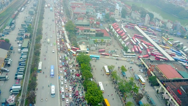 
Nhiều thời điểm, đường Giải Phóng đoạn qua bến xe Giáp Bát ùn tắc.
