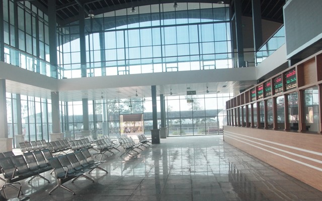 Bến xe trăm tỷ đi vào hoạt động, mỗi tháng lỗ 1,5 tỷ đồng - 2 Khu vực bán vé 18 cửa hiện đại nhưng vắng vẻ, không một bóng người