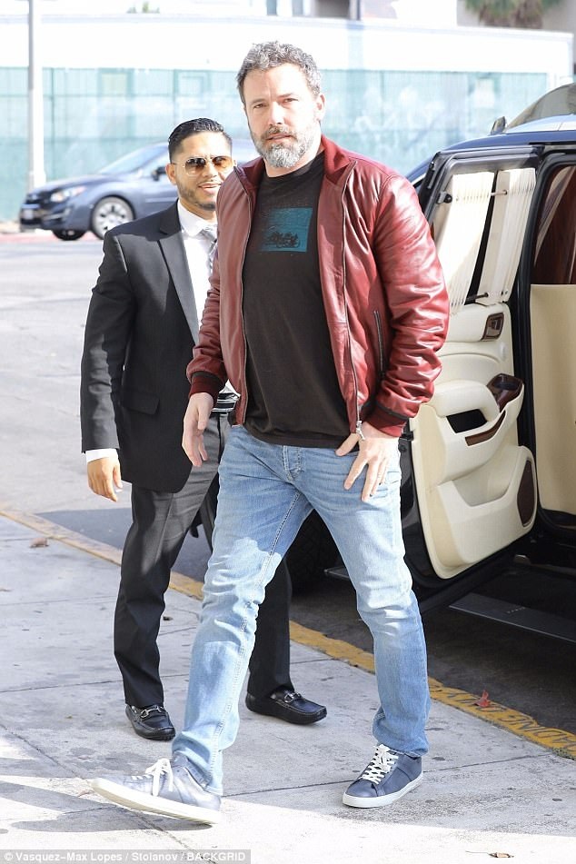 Khi các tài tử cũng “xuống sắc” - 1
Ben Affleck béo và già nua khi ra phố ngày 19/10 vừa qua. Tài tử 45 tuổi gây thất vọng với hình ảnh gần đây...