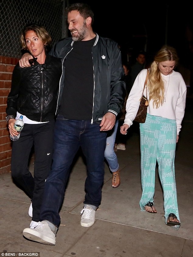 Ben Affleck phải quay lại trại cai nghiện? - 1
Ben Afleck lọt vào ống kính của giới săn tin khi rời khỏi một trung tâm cai nghiện vào chiều tối 15/12.