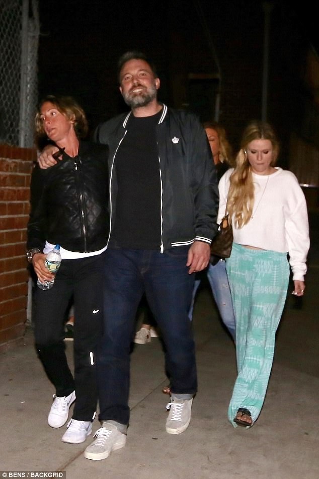 Ben Affleck phải quay lại trại cai nghiện? - 3
Ngôi sao nổi tiếng khá vui vẻ khi gặp phóng viên.