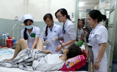 “Báo động” bệnh không lây nhiễm đang hủy diệt cộng đồng - 1 Nhân viên y tế chăm sóc cho bệnh nhân ung thư điều trị tại bệnh viện Ung Bướu, TPHCM