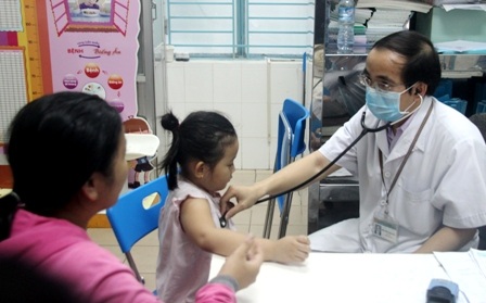 Chưa vào cao điểm mùa nóng, bệnh ở trẻ đã gia tăng - 2 Trẻ đến thăm khám, điều trị tại bệnh viện Nhi Đồng 1