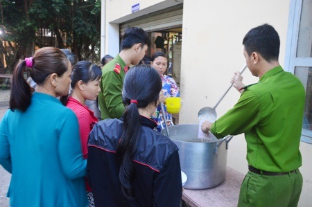 Ấm lòng “Nồi cháo nghĩa tình” của công an dành cho bệnh nhân nghèo - 2 Các chiến sĩ công an đang phát cháo cho người nhà và bệnh nhân nghèo.