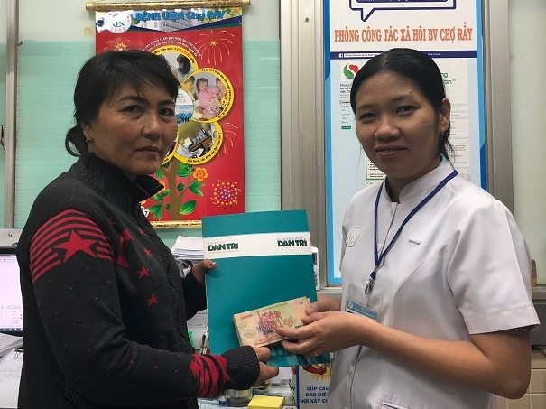 Hơn 61 triệu đồng đến với thai phụ bị tiền sản giật - 1
Đại diện phòng Công tác Xã hội Chợ Rẫy (bên phải) trao tiền bạn đọc Dân trí hỗ trợ người bệnh