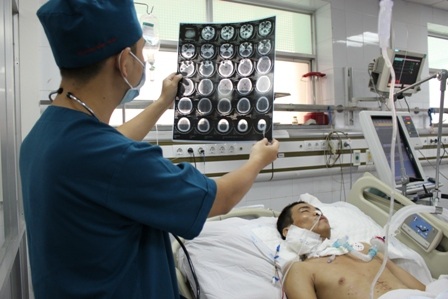 “Nếu con chết làm sao mẹ lo nổi đám tang” - 4
BS Công Tình đánh giá tình trạng chấn thương sọ não ở bệnh nhân là nặng nhưng có thể phục hồi