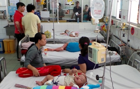 Mưa trái mùa, bệnh truyền nhiễm diễn biến khó lường - 2 Thời tiết mưa trái mùa đang tạo điều kiện thuận lợi cho bệnh truyền nhiễm phát triển