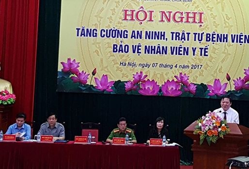 Nhiều tệ nạn xã hội đang "len lỏi" vào trong... bệnh viện - 2 Thứ trưởng Bộ Y tế thẳng thắn phê bình nhiều lãnh đạo BV chưa thực sự quan tâm đến vấn đề an ninh bệnh viện. Ảnh: H.Hải