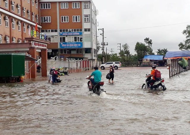 Công an dùng xe chuyên dụng giúp dân vượt vùng nước ngập - 1 Nhiều khu vực nội thành thành phố Vinh ngập sâu trong nước khiến giao thông đi lại hết sức khó khăn