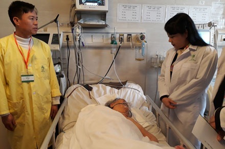 Bộ trưởng Bộ Y tế thị sát các bệnh viện dịp áp Tết: Bệnh nhân đã hài lòng hơn - 1 Bộ trưởng Bộ Y tế Nguyễn Thị Kim Tiến (phải) đến thăm và tặng quà tết cho bệnh nhân tại BV Lão khoa T.Ư.Ảnh: Thùy Linh