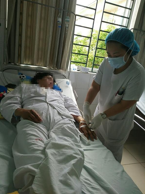 Ca lóc động mạch chủ nguy hiểm nhiễm HIV được cứu sống trong gang tấc - 1 Bệnh nhân đã tỉnh táo sau ca phẫu thuật khó. Ảnh: BS cung cấp.