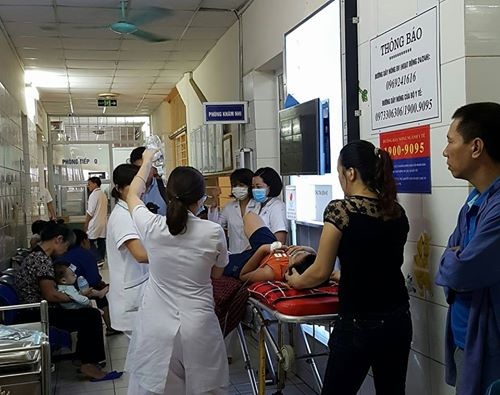 Chuyên gia chỉ 5 dấu hiệu phải đưa bệnh nhân sốt xuất huyết đến viện ngay lập tức - 2 Bệnh nhi SXH được gia đình đưa đến viện trong tình trạng co giật, lơ mơ... và được chuyển ngay xuống khoa Cấp cứu điều trị. Ảnh: H.Hải