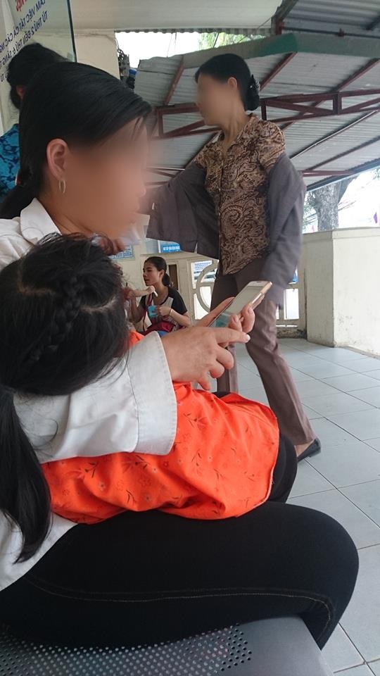 Cò mồi cải trang giống bảo vệ, dàn hàng "lùa" bệnh nhân sang phòng khám tư - 3 Bệnh nhân chờ khám tại BV Tai Mũi Họng Trung ương.
