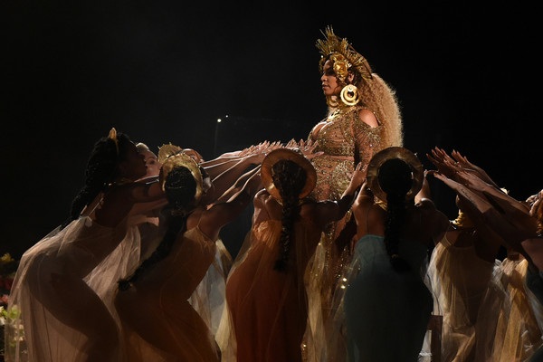"Bà bầu" Beyonce Knowles trình diễn "máu lửa" tại Grammy năm 2017 - 4
Dù đang mang thai nhưng Beyonce vẫn không ngại thể hiện những động tác bê vác khá nguy hiểm. Cô muốn cống hiến cho khán giả một phần biểu diễn ấn tượng và đáng nhớ.