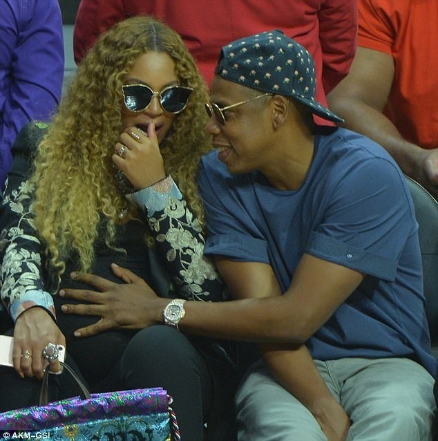Beyonce bế bụng bầu đi xem bóng rổ - 1
Jay Z ân cần đặt tay lên bụng vợ - Beyonce - người đang mang thai cặp sinh đôi