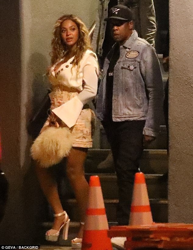 Beyonce tự tin ra phố sau 1 tháng sinh nở - 1
Beyonce và chồng Jay Z đi dự tiệc tại Mỹ ngày 14/7 vừa qua