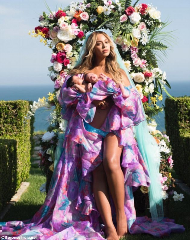 Vợ chồng Beyonce Knowles lần đầu đưa cặp sinh đôi dạo phố - 15
Beyonce từng chia sẻ việc mang thai lần này thực sự rất bất ngờ với vợ chồng cô. Lẽ ra nữ ca sĩ da màu đã tham dự đại nhạc hội Coachella năm 2017 nhưng vì mang thai nên cô phải hủy bỏ và hứa bù đắp cho khán giả vào năm sau.