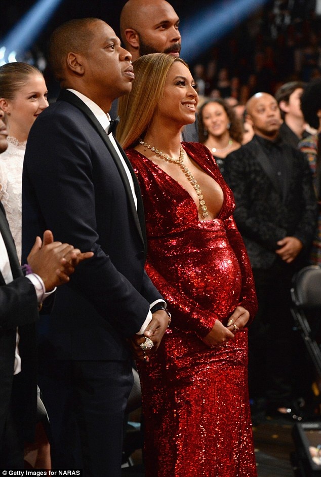 Beyonce diện váy bó sát khoe bụng bầu - 2
Nữ ca sỹ 36 tuổi lộ diện lần đầu tiên sau khi bất ngờ thông báo cô đang mang thai một cặp song sinh