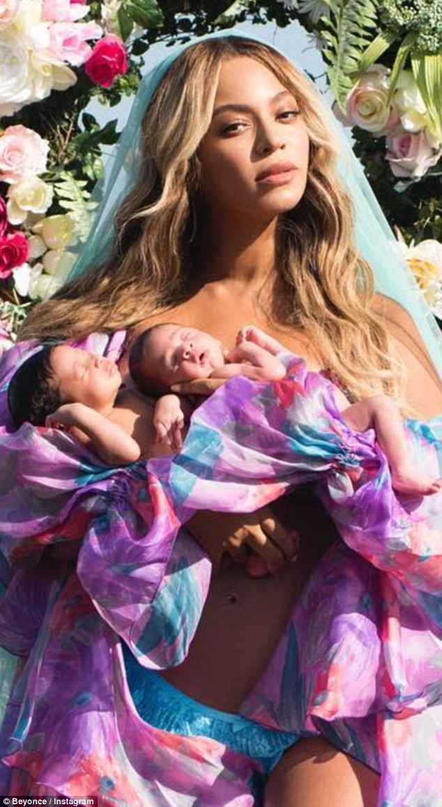 Beyonce lần đầu khoe cặp sinh đôi - 2
Bé trai được đặt tên là Carter còn bé gái tên là Rumi