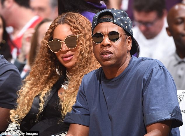 Beyonce bế bụng bầu đi xem bóng rổ - 4
Beyonce và Jay Z đã có với nhau 1 con gái và đang chờ đón thêm 2 em bé chào đời