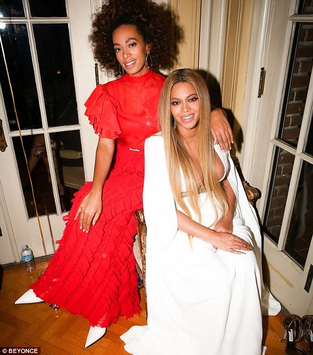 
Beyonce bên em gái Solange - hai chị em cô rất gần gũi và gắn bó
