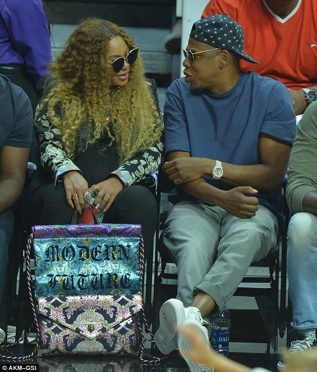 Beyonce bế bụng bầu đi xem bóng rổ - 6
Beyonce và chồng Jay Z là cặp sao quyền lực và giàu có nổi tiếng nước Mỹ với khối tài sản lên tới hàng trăm triệu đô la