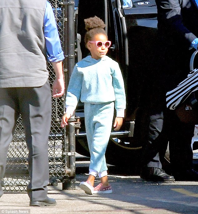 Vợ chồng Beyonce Knowles lần đầu đưa cặp sinh đôi dạo phố - 9
Mới 5 tuổi nhưng Blue Ivy đã giúp ba mẹ trông em, cho các em ăn và làm một số việc vặt.