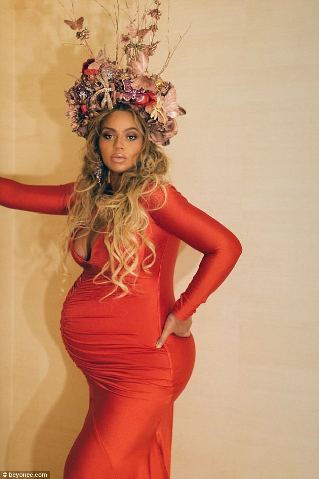 Beyonce bế bụng bầu đi xem bóng rổ - 7
Trước khi đi xem bóng rổ, nữ ca sỹ dự sự kiện trong bộ váy dạ hội ôm sát quyến rũ.