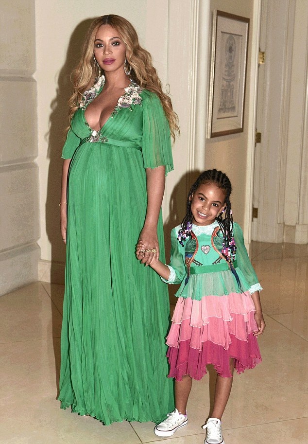 Beyonce Knowles cho con gái cưng diện váy gần 600 triệu đồng đi dự tiệc - 2
Cô con gái 5 tuổi của Beyonces diện váy hàng hiệu trị giá 26 nghìn USD (gần 600 triệu đồng).