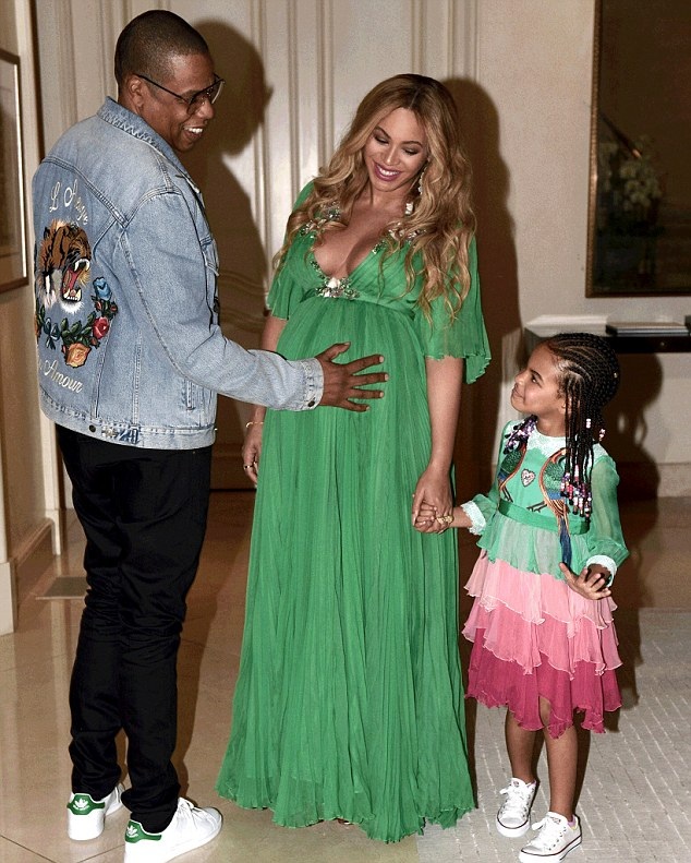 Beyonce Knowles cho con gái cưng diện váy gần 600 triệu đồng đi dự tiệc - 1
Gia đình Beyonces Knowles tới dự buổi công chiếu bộ phim “Beauty And The Beast”, ngày hôm qua 6/3.
