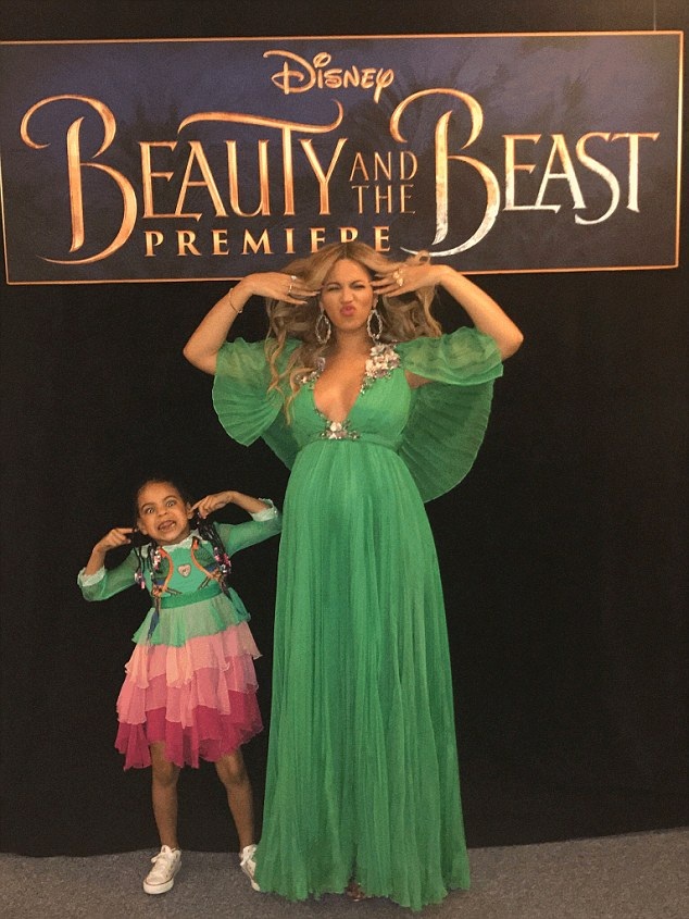 Beyonce Knowles cho con gái cưng diện váy gần 600 triệu đồng đi dự tiệc - 3
Hai mẹ con Beyonces Knowles tạo dáng tinh nghịch tại buổi ra mắt bộ phim “Beauty And The Beast”, ngày hôm qua 6/3.