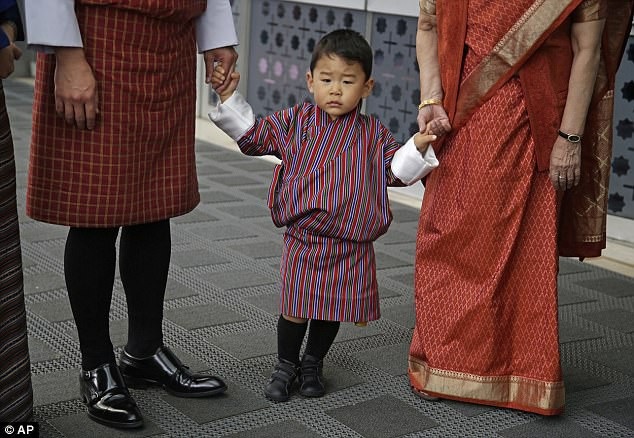 Vẻ đáng yêu của Hoàng tử bé Bhutan “đốn tim” dân mạng - 8 Cộng đồng mạng Ấn Độ dành lời khen không ngớt cho vẻ đáng yêu của Hoàng tử bé Bhutan. Các bình luận xuất hiện trên mạng xã hội với những nội dung như: “Hoàng tử Bhutan đáng yêu quá! Liệu cậu ấy có thể tới thăm chúng ta thường xuyên hơn không!” hay “Đã đến lúc UNESCO nên công bố Hoàng tử bé Bhutan là hoàng tử dễ thương nhất thế giới”. (Ảnh: AP)